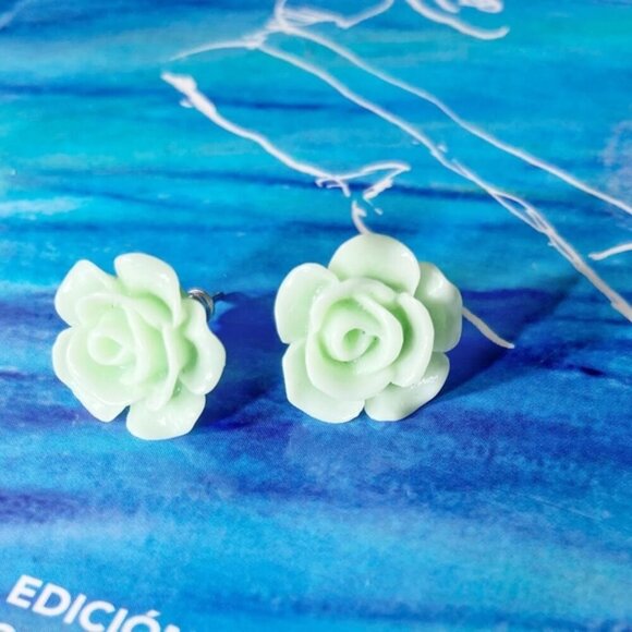 Mint green ceramic rose statement stud earrings - Picture 1 of 2